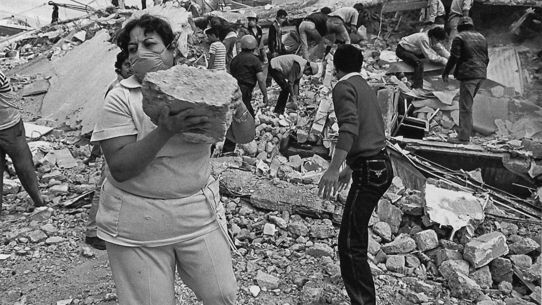 Voluntarios removiendo escombros después del terremoto en México