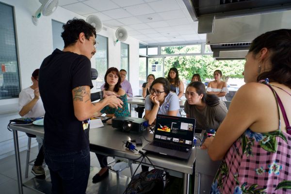 Clases de cursos profesionales a jóvenes alumnos