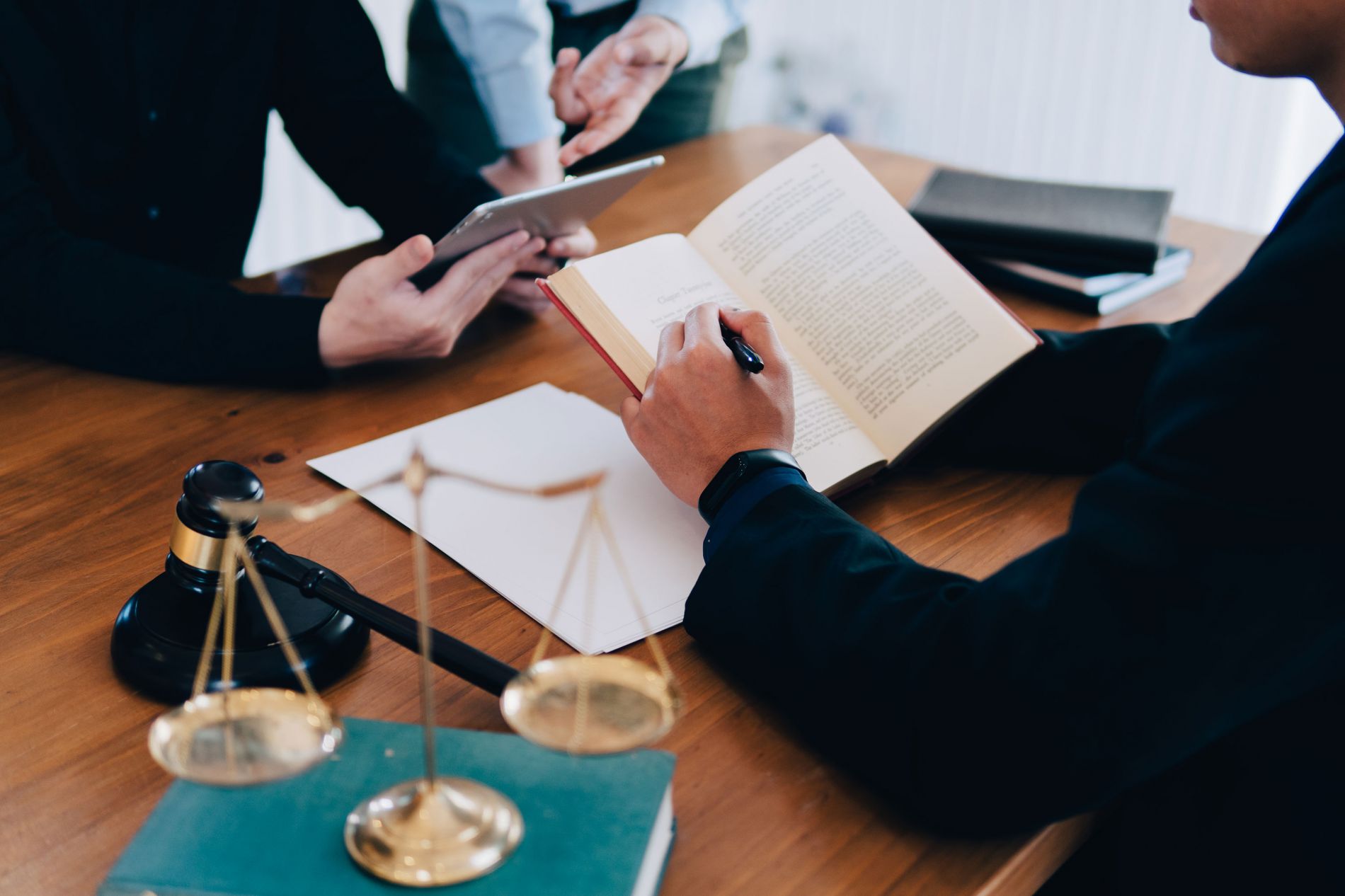 Dos abogados revisan…
