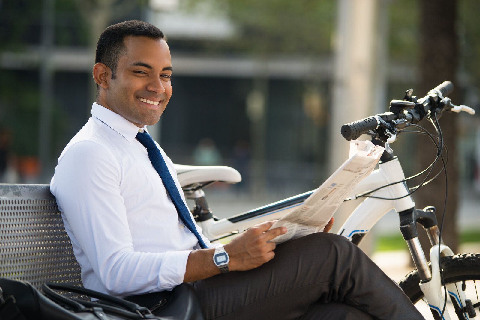 Hombre leyendo el pe…