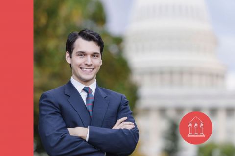Politico frente a capitolio