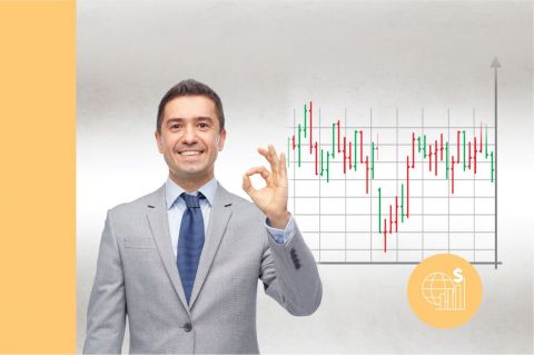Economista frente a gráfica