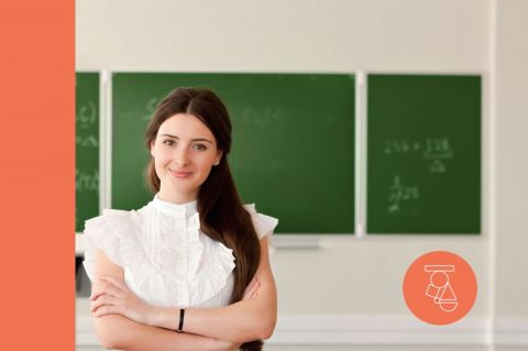 Estudiante con pizarrones de fondo