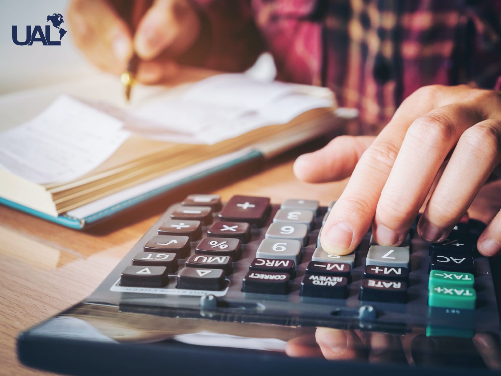 Hombre usando una calculadora