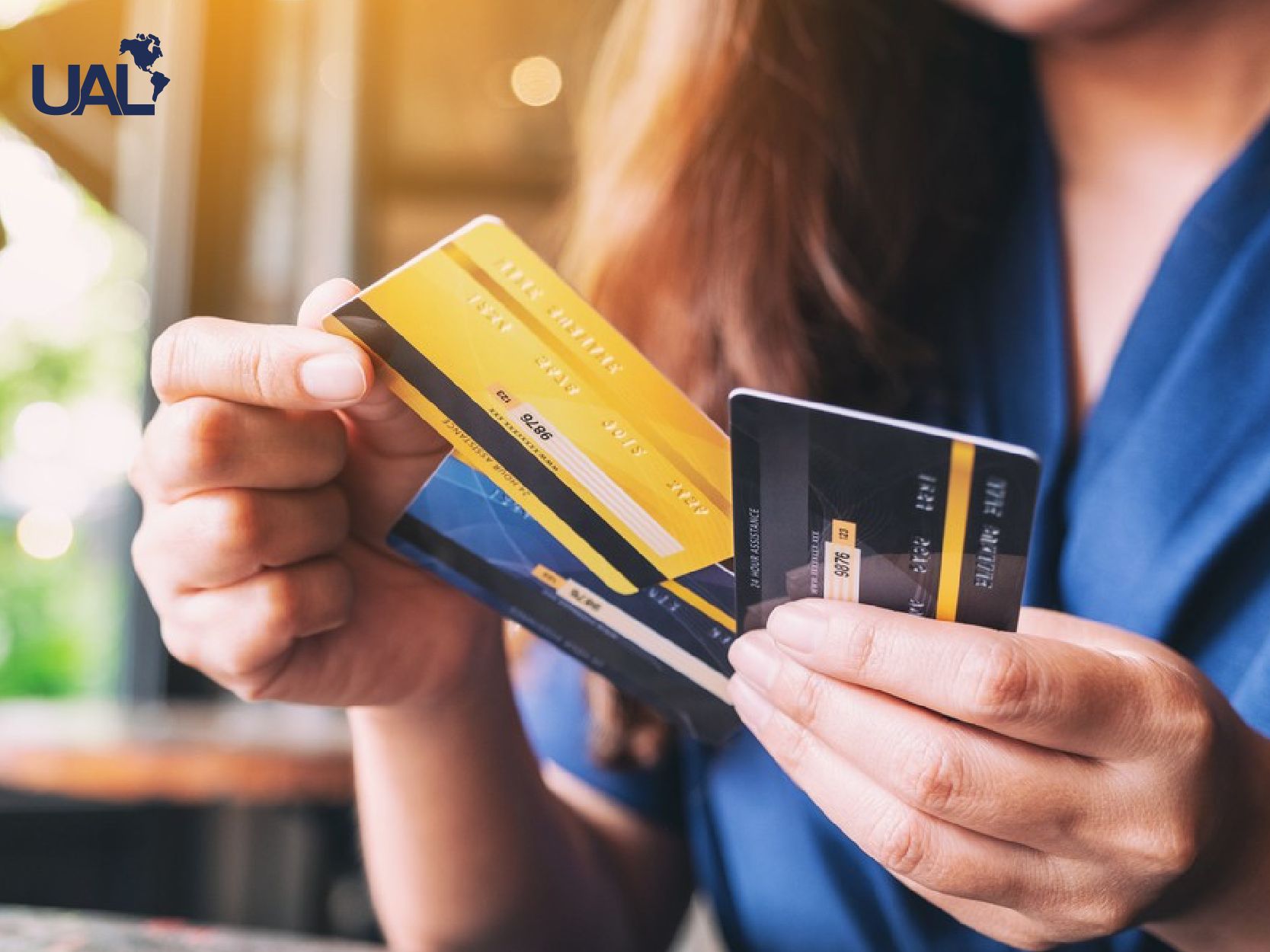 Mujer eligiendo su tarjeta de credito