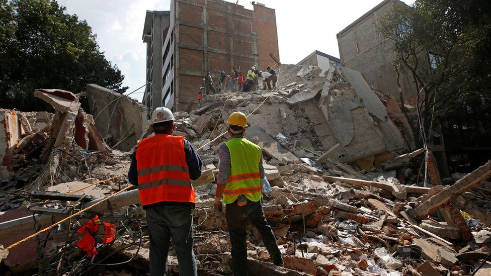 Dos rescatistas en terremoto en méxico