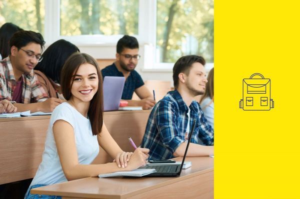 Alumna de preparatoria en clase con su lapto