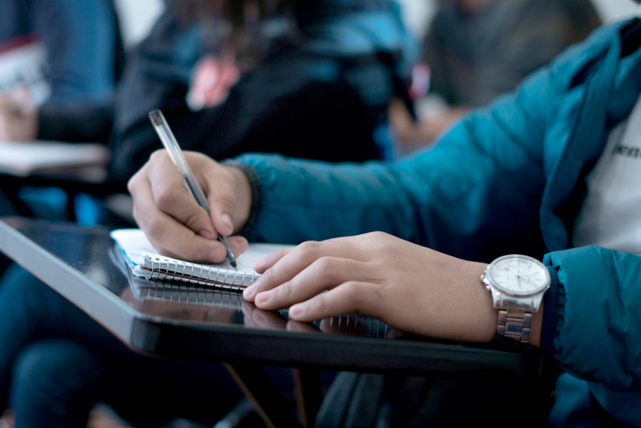 escribiendo en un cuaderno de cerca